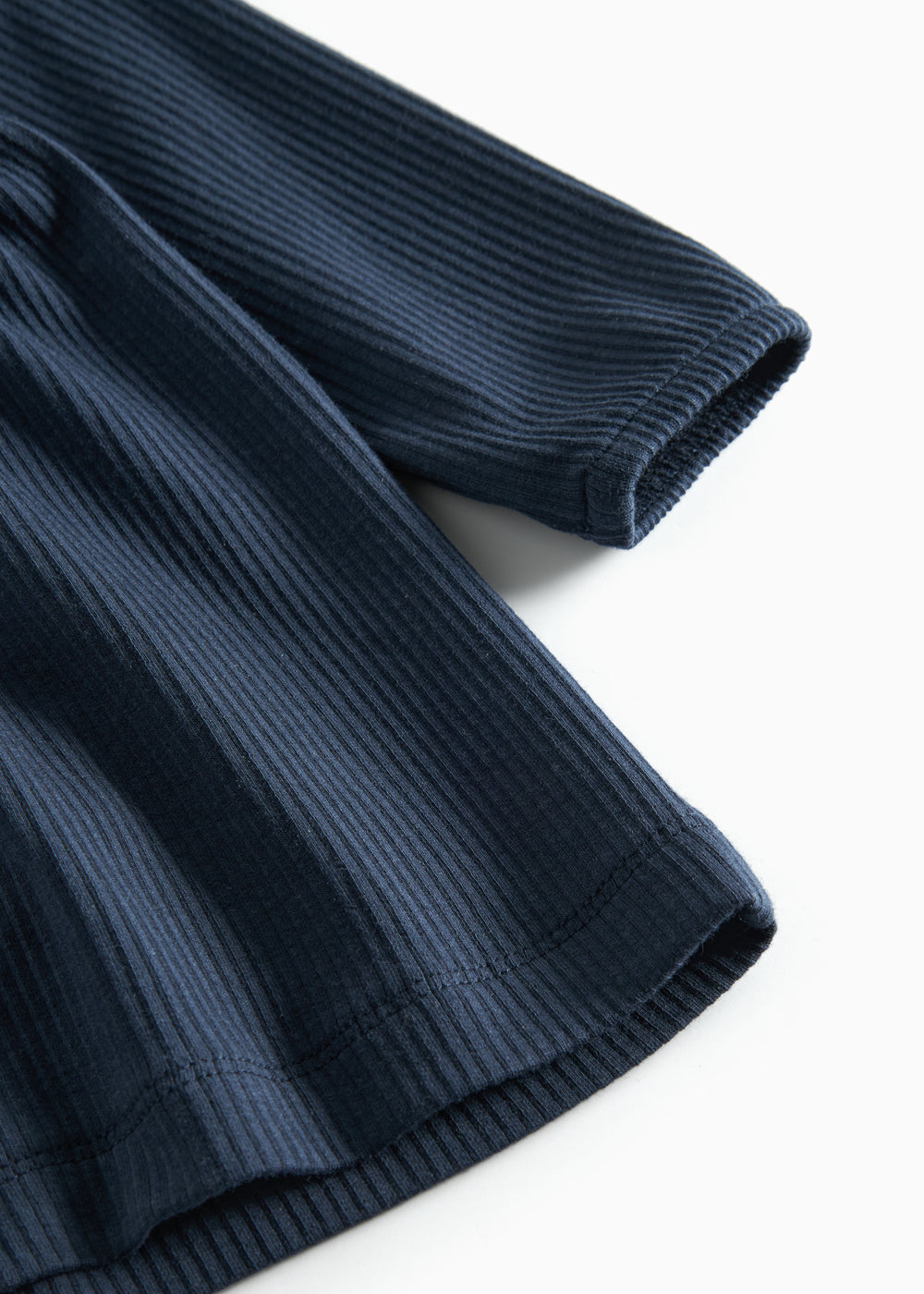 Mørkeblå ribstrikket kjole til børn med flæsedetaljer og lange ærmer