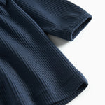 Mørkeblå ribstrikket kjole til børn med flæsedetaljer og lange ærmer