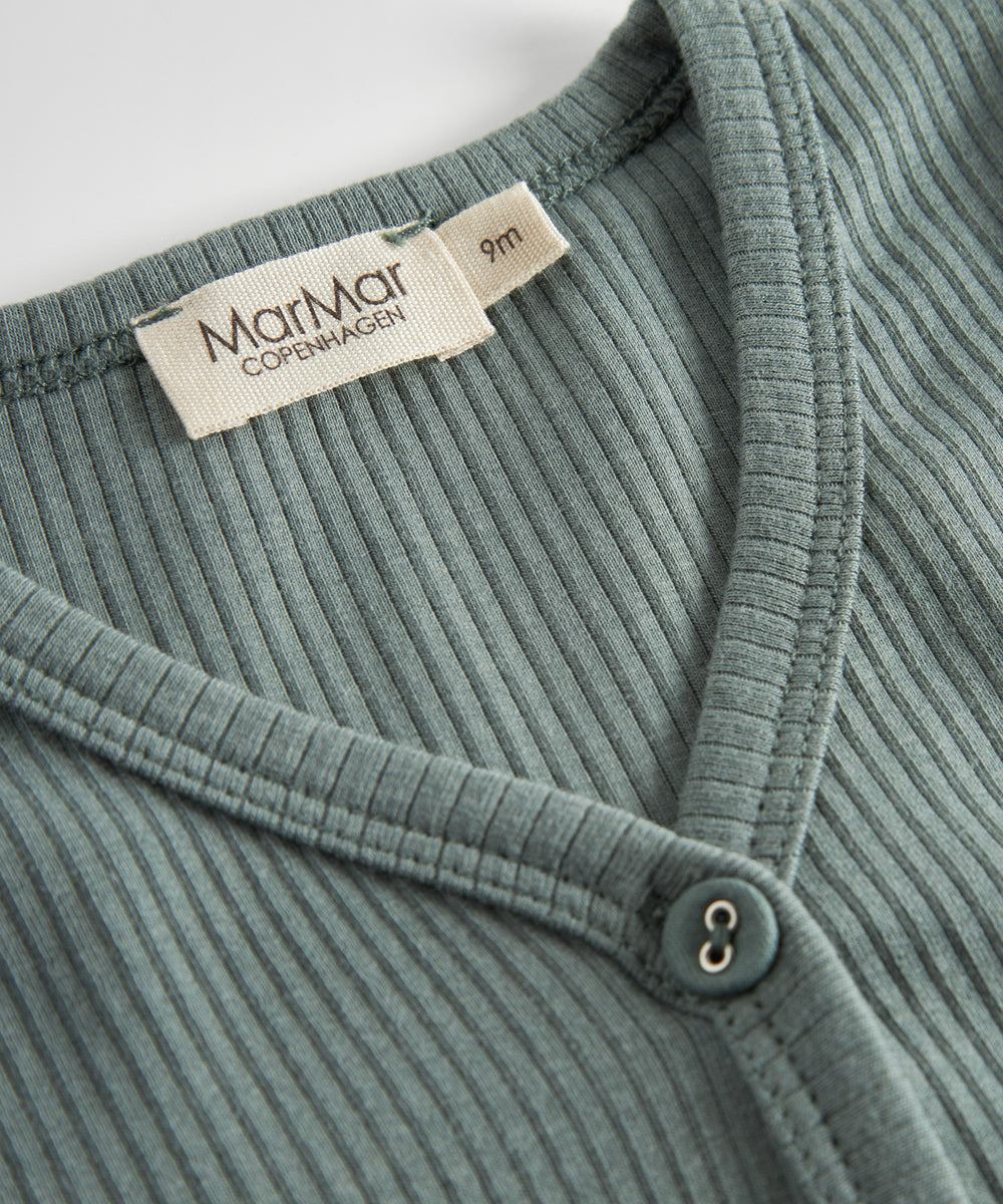 Grøn ribstrikket cardigan med knapper til børn