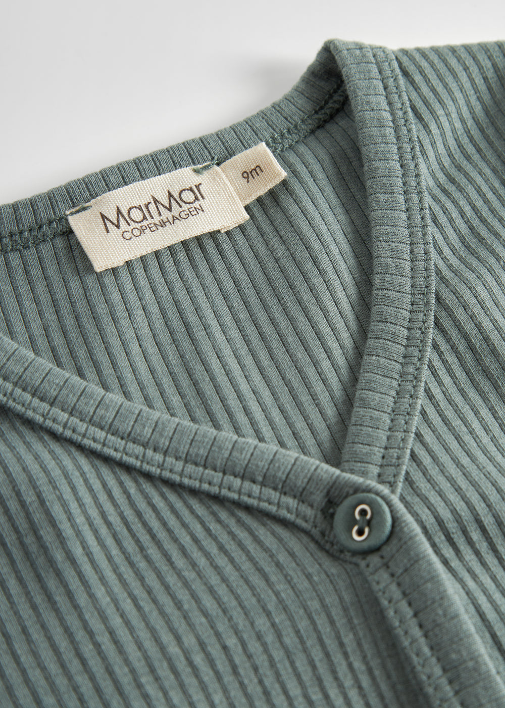 Grøn ribstrikket cardigan med knapper til børn