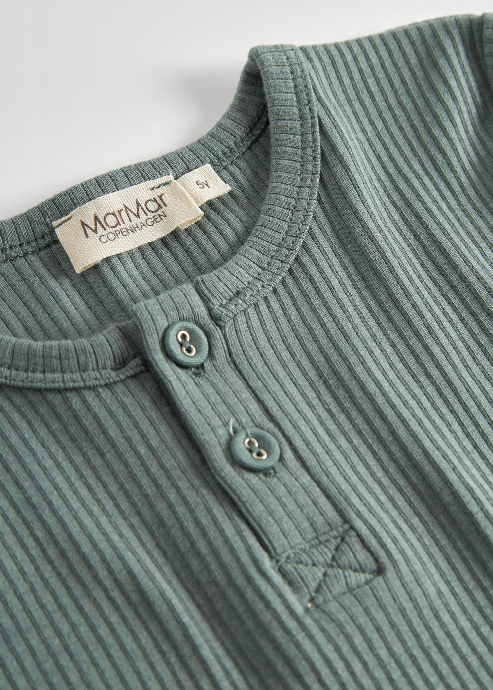 Grøn ribstrikket langærmet t-shirt med knapper til børn