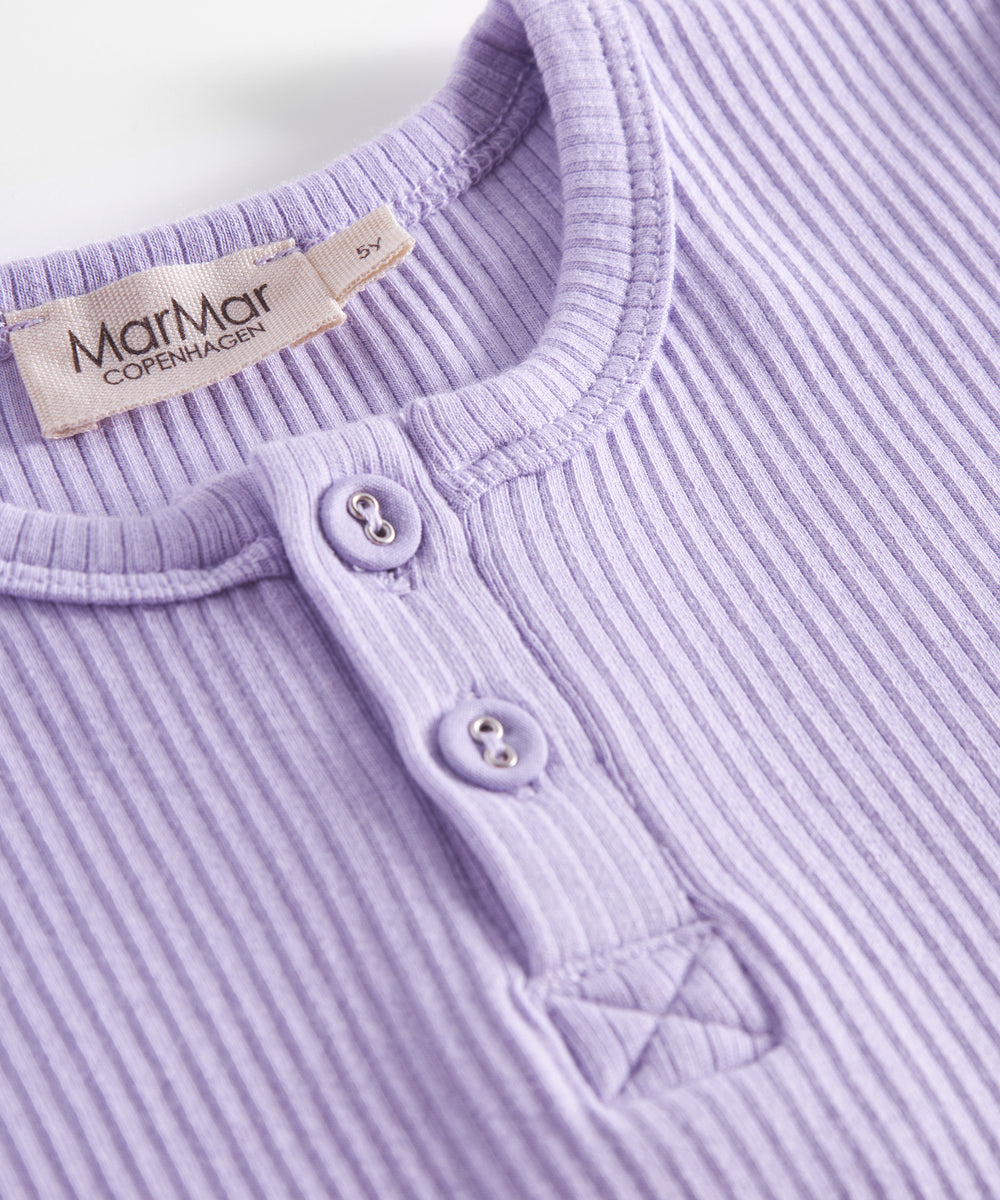 Lys lilla ribstrikket langærmet t-shirt med knapper til børn