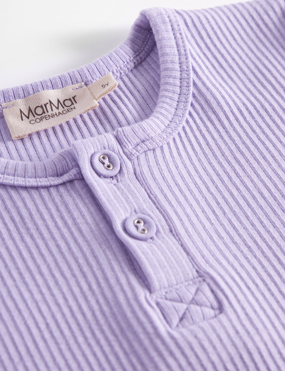 Lys lilla ribstrikket langærmet t-shirt med knapper til børn