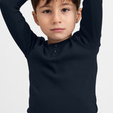 Dreng iført blå ribstrikket langærmet t-shirt med knapper