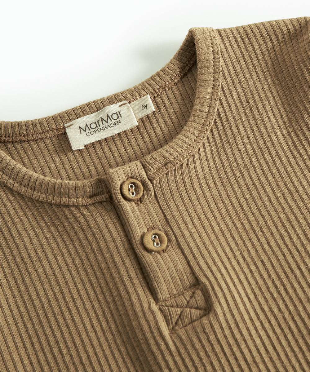 Detalje af brun ribstrikket langærmet t-shirt med knapper