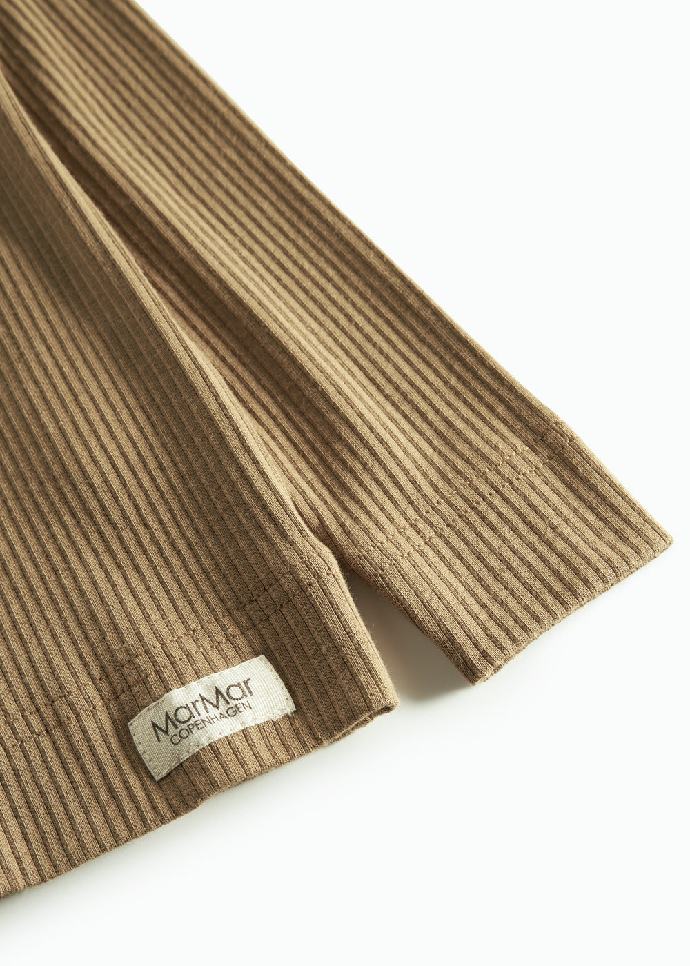 Detalje af brun ribstrikket langærmet t-shirt til børn med MarMar logo ved ærmet