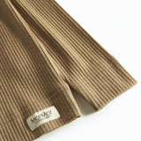 Detalje af brun ribstrikket langærmet t-shirt til børn med MarMar logo ved ærmet