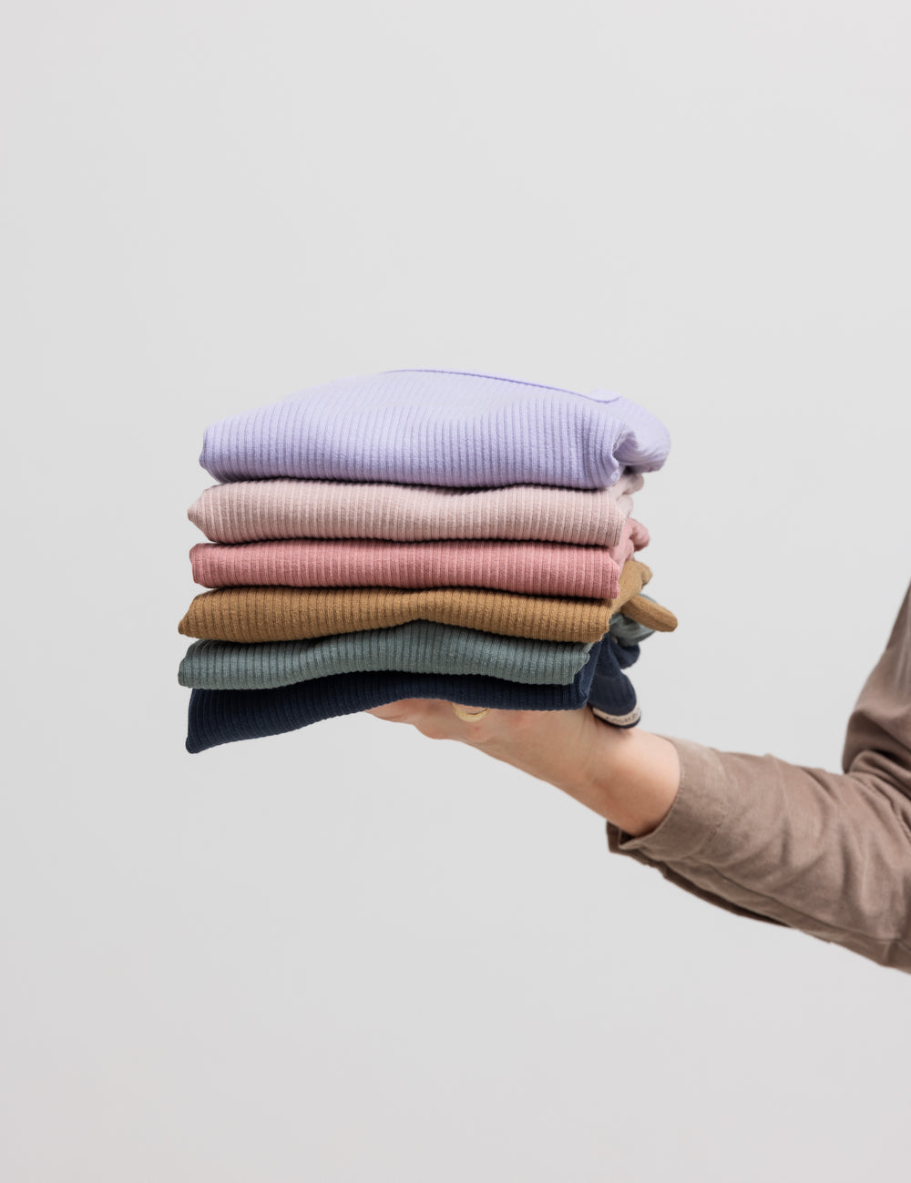 Foldede rib t-shirts til børn i flere farver holdt i favnen