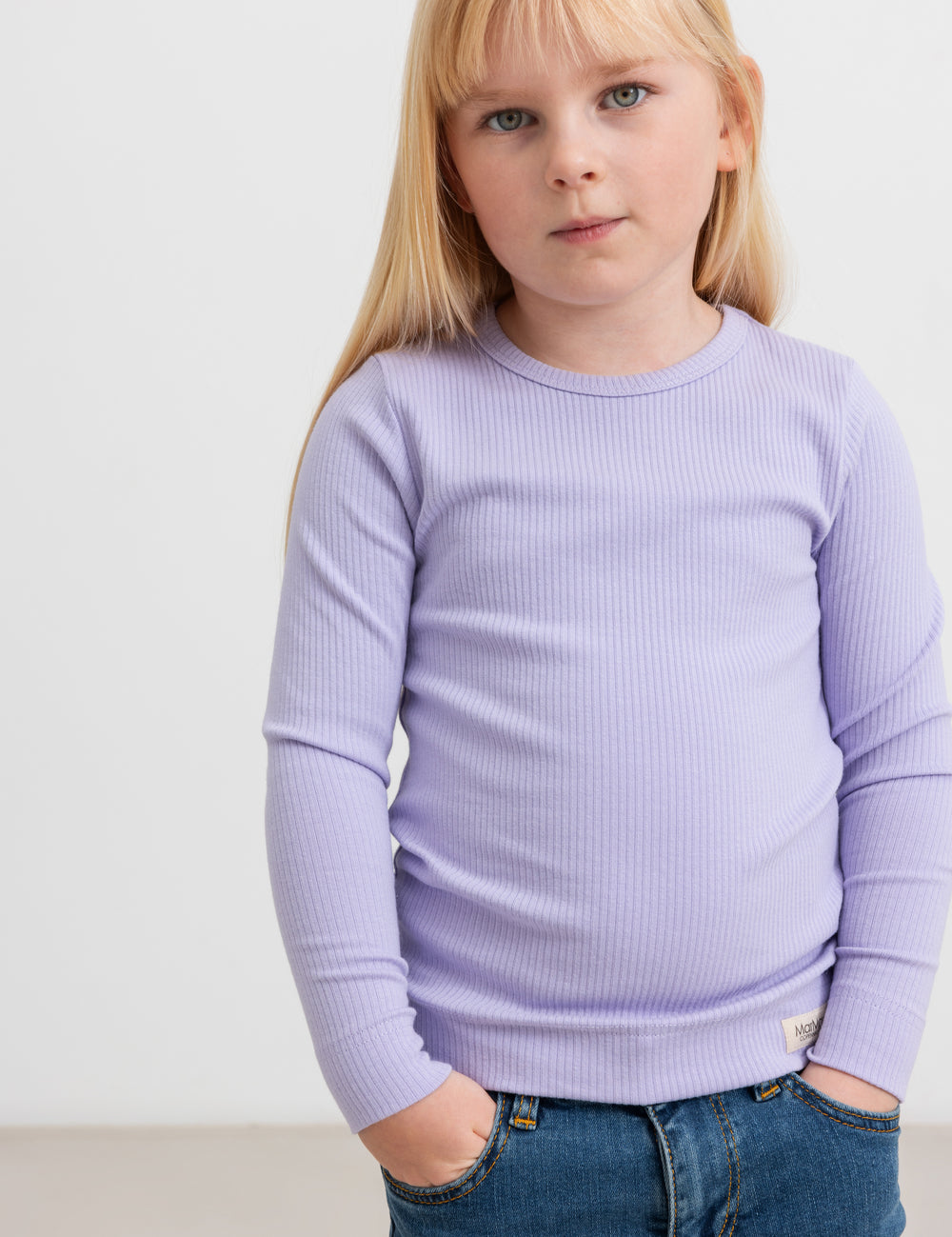 Barn i lilla ribstrikket t-shirt til børn