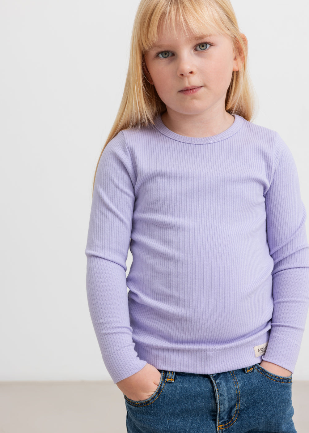 Barn i lilla ribstrikket t-shirt til børn