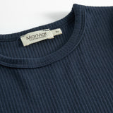 Nærbillede af ribstrikket stof og mærkat på navyblå børne t-shirt