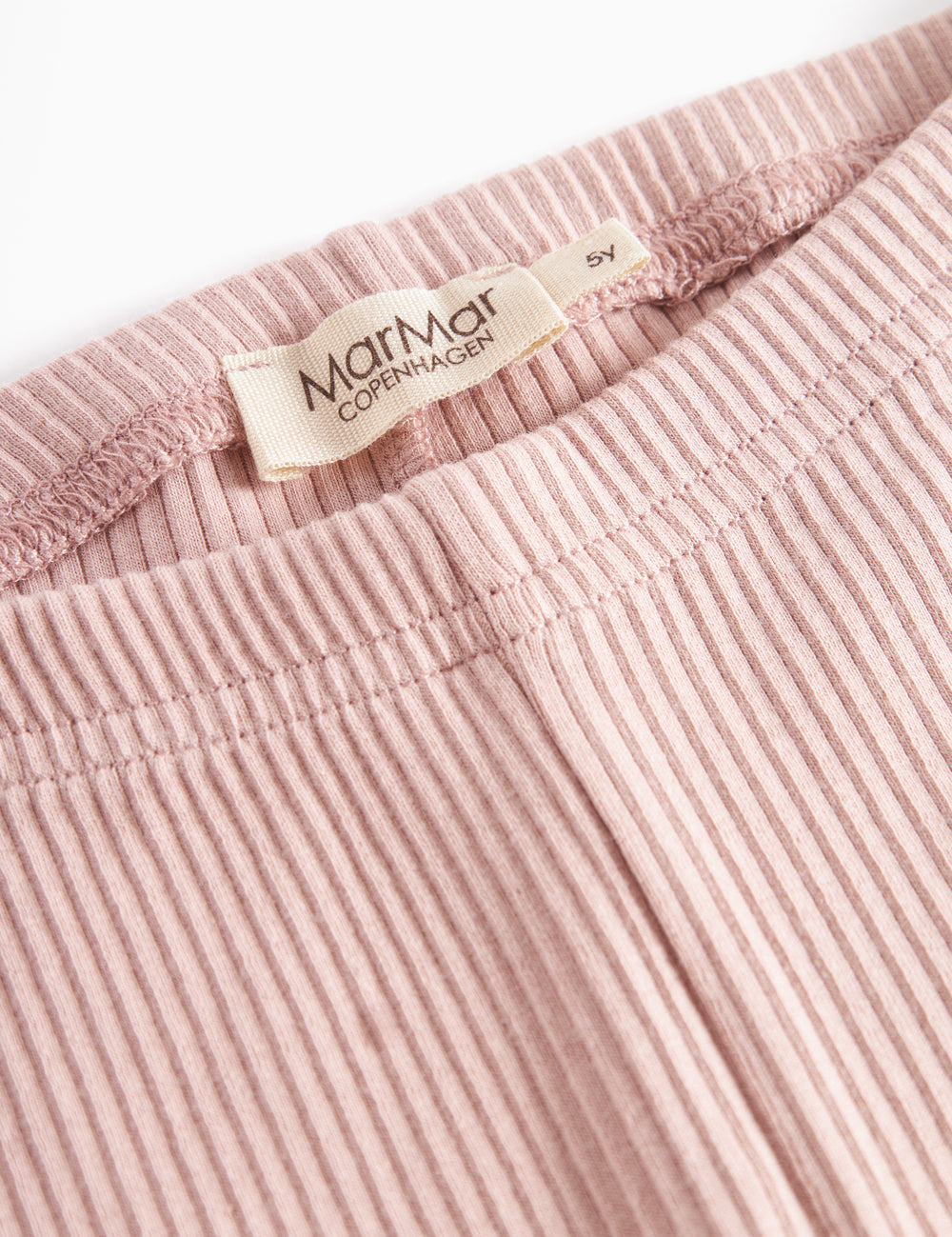 Nærbillede af elastisk talje på lyserøde leggings til børn