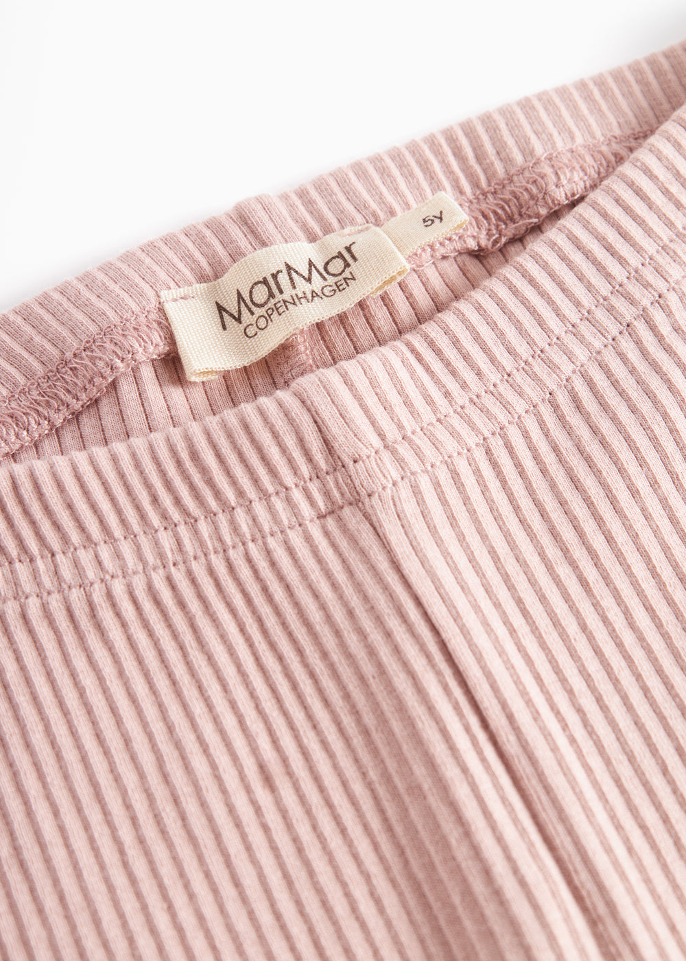 Nærbillede af elastisk talje på lyserøde leggings til børn