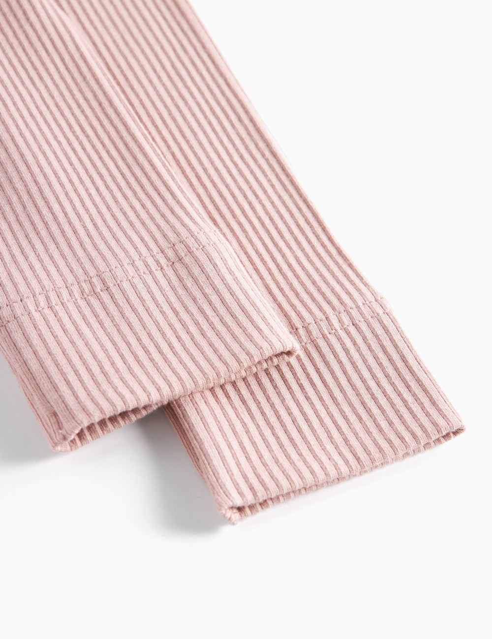 Detaljebillede af ben på lyserøde leggings til børn