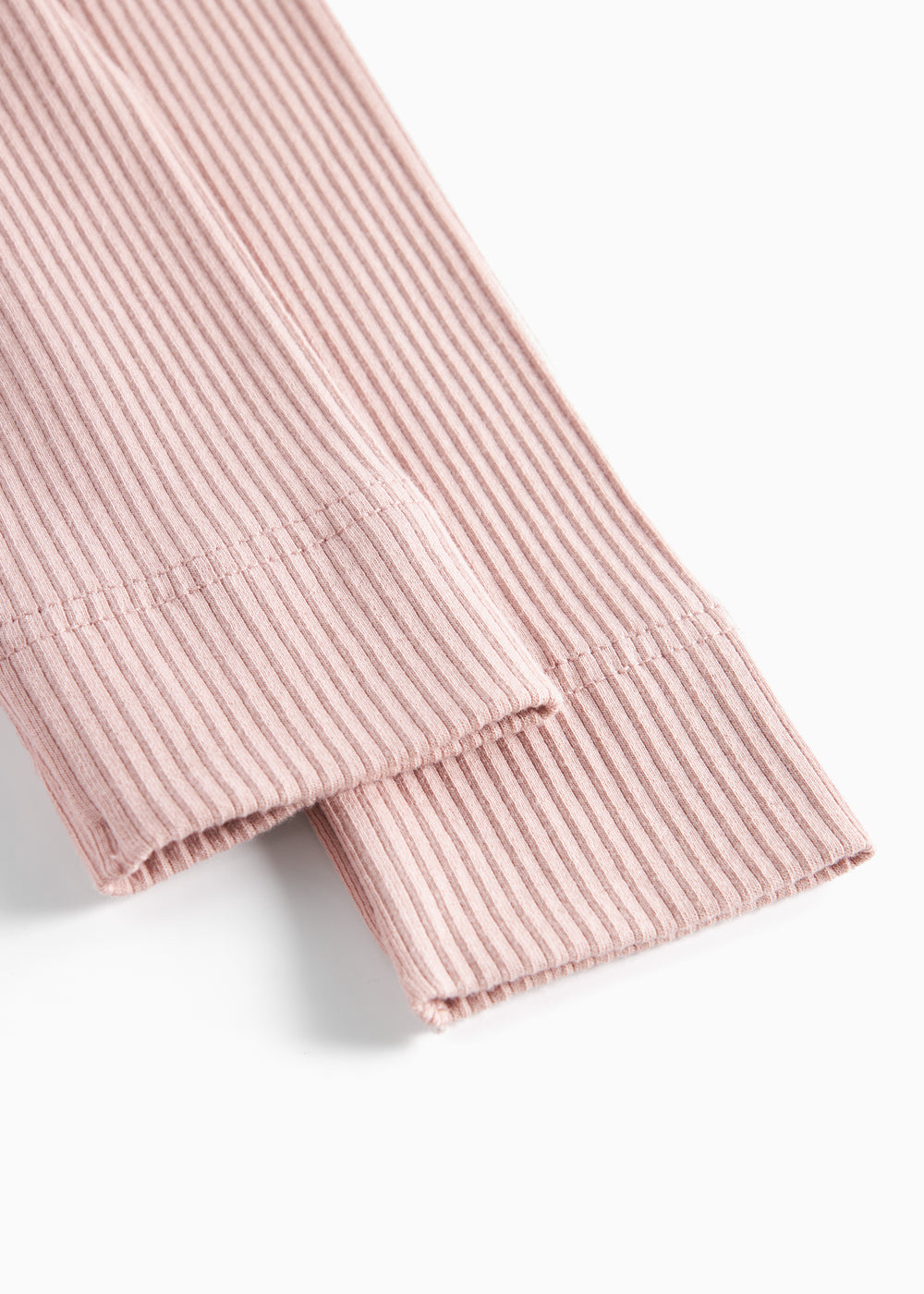 Detaljebillede af ben på lyserøde leggings til børn