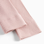 Detaljebillede af ben på lyserøde leggings til børn