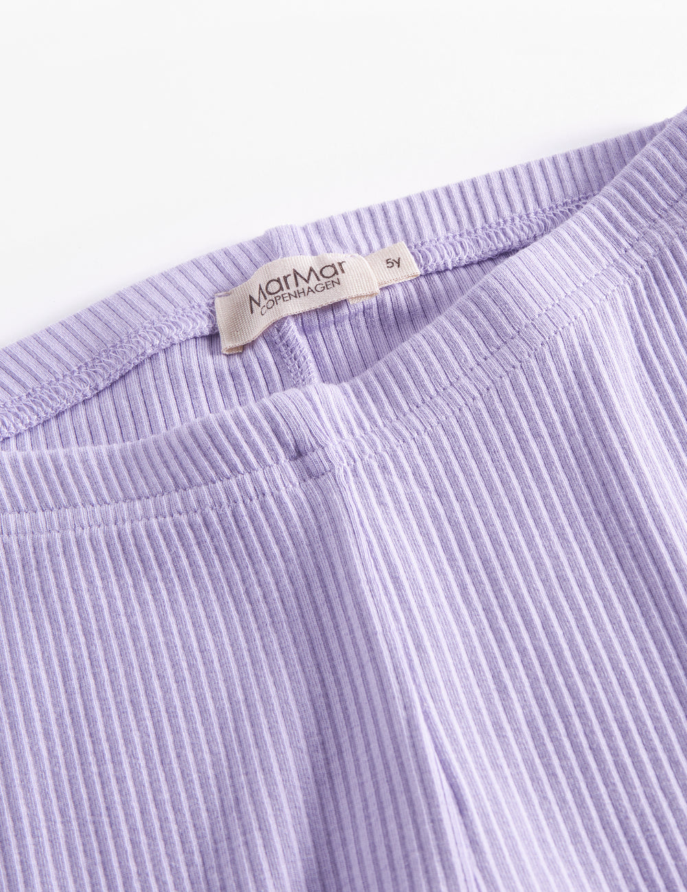 Detalje af lys lilla ribstrikkede leggings til børn