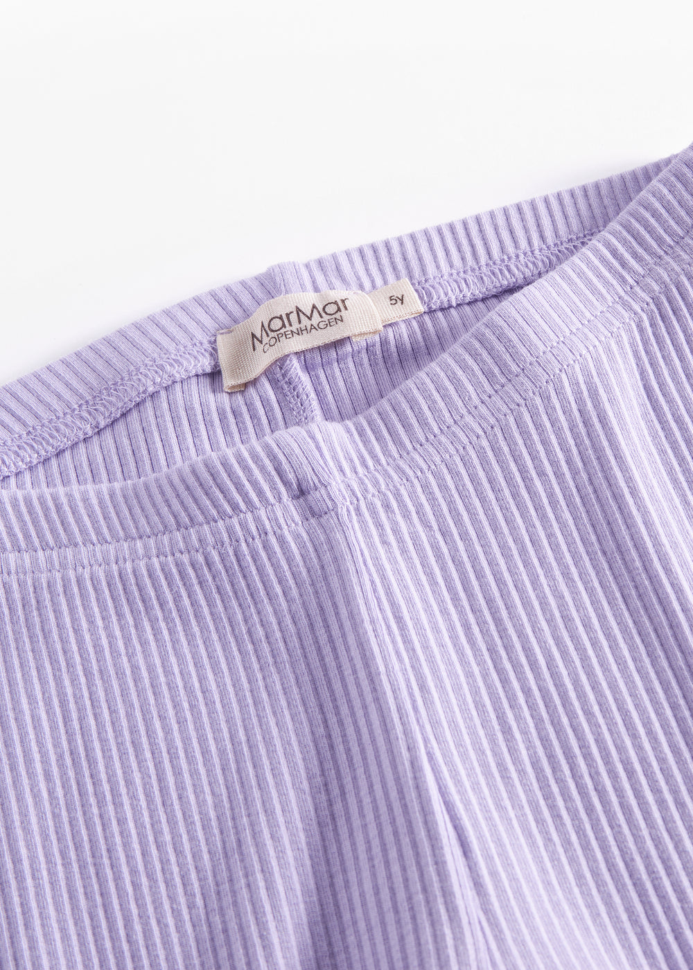 Detalje af lys lilla ribstrikkede leggings til børn