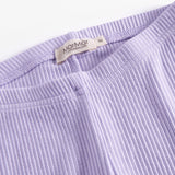 Detalje af lys lilla ribstrikkede leggings til børn