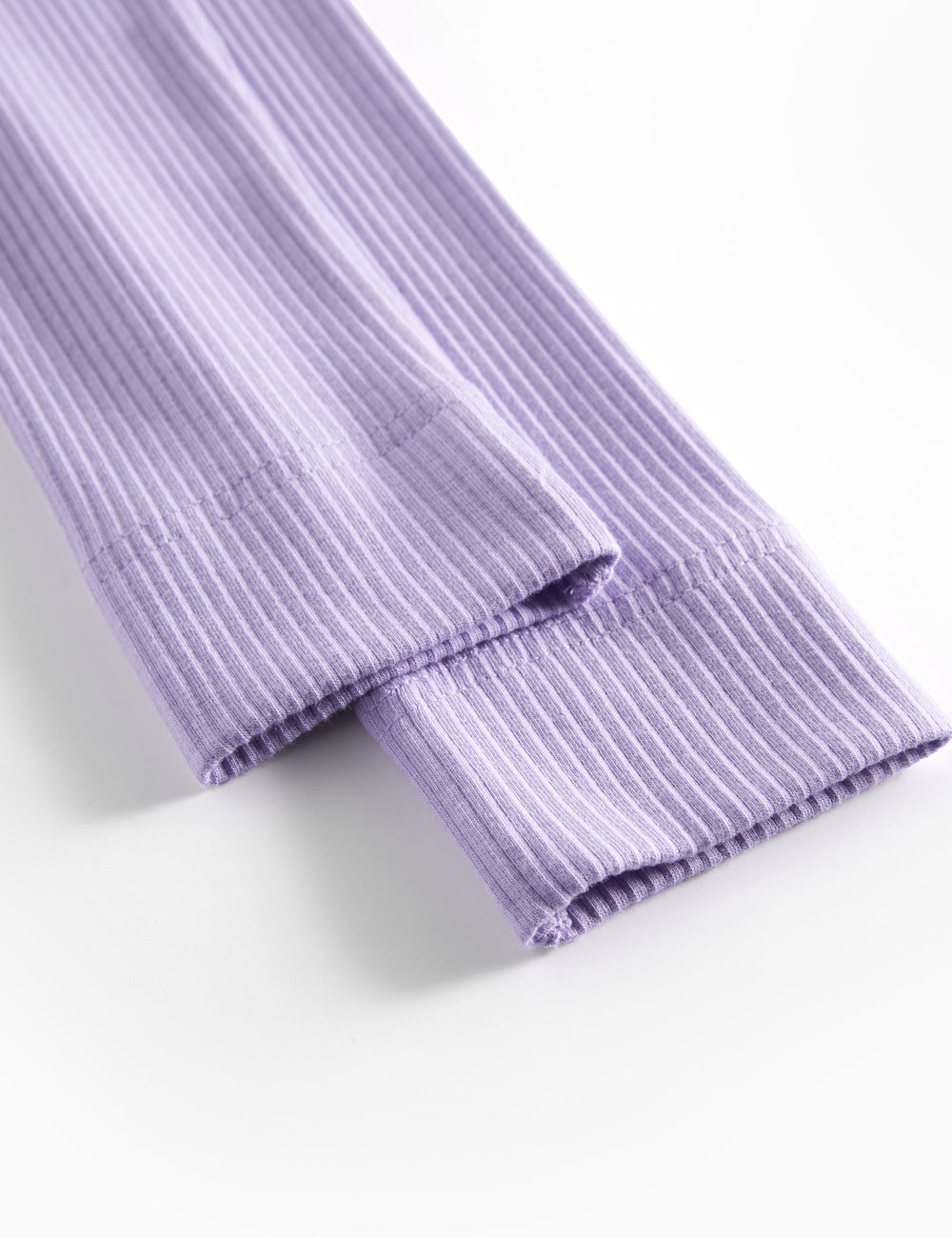 Detalje af lys lilla ribstrikkede leggings til børn