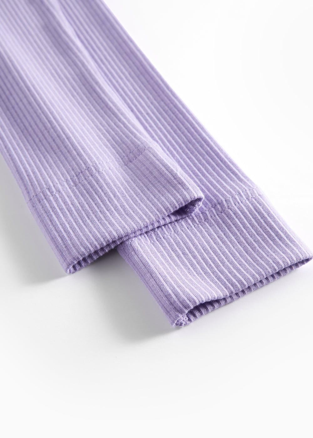 Detalje af lys lilla ribstrikkede leggings til børn