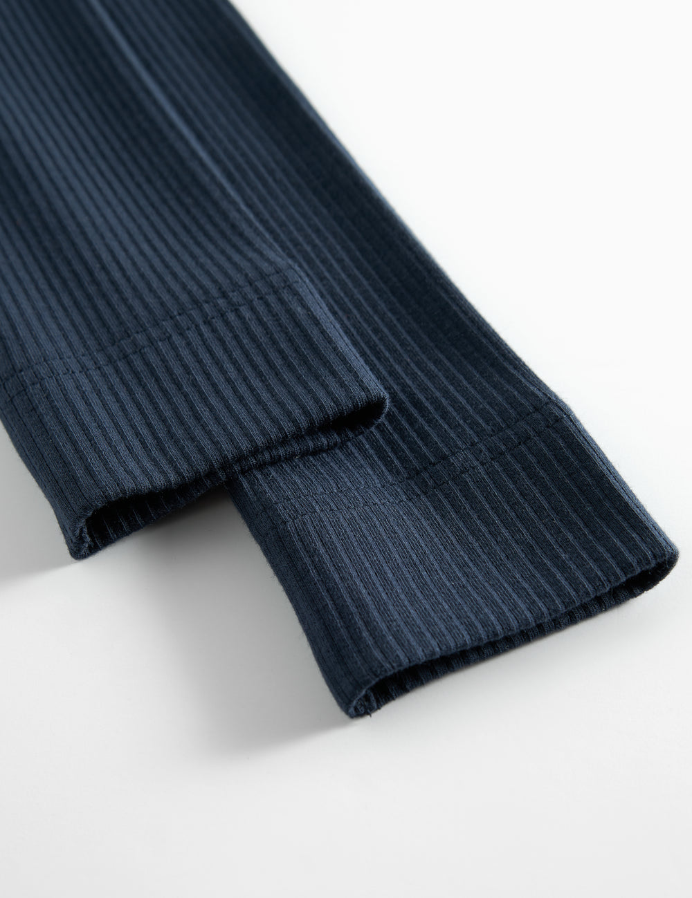 Detalje af blå ribstrikkede leggings til børn