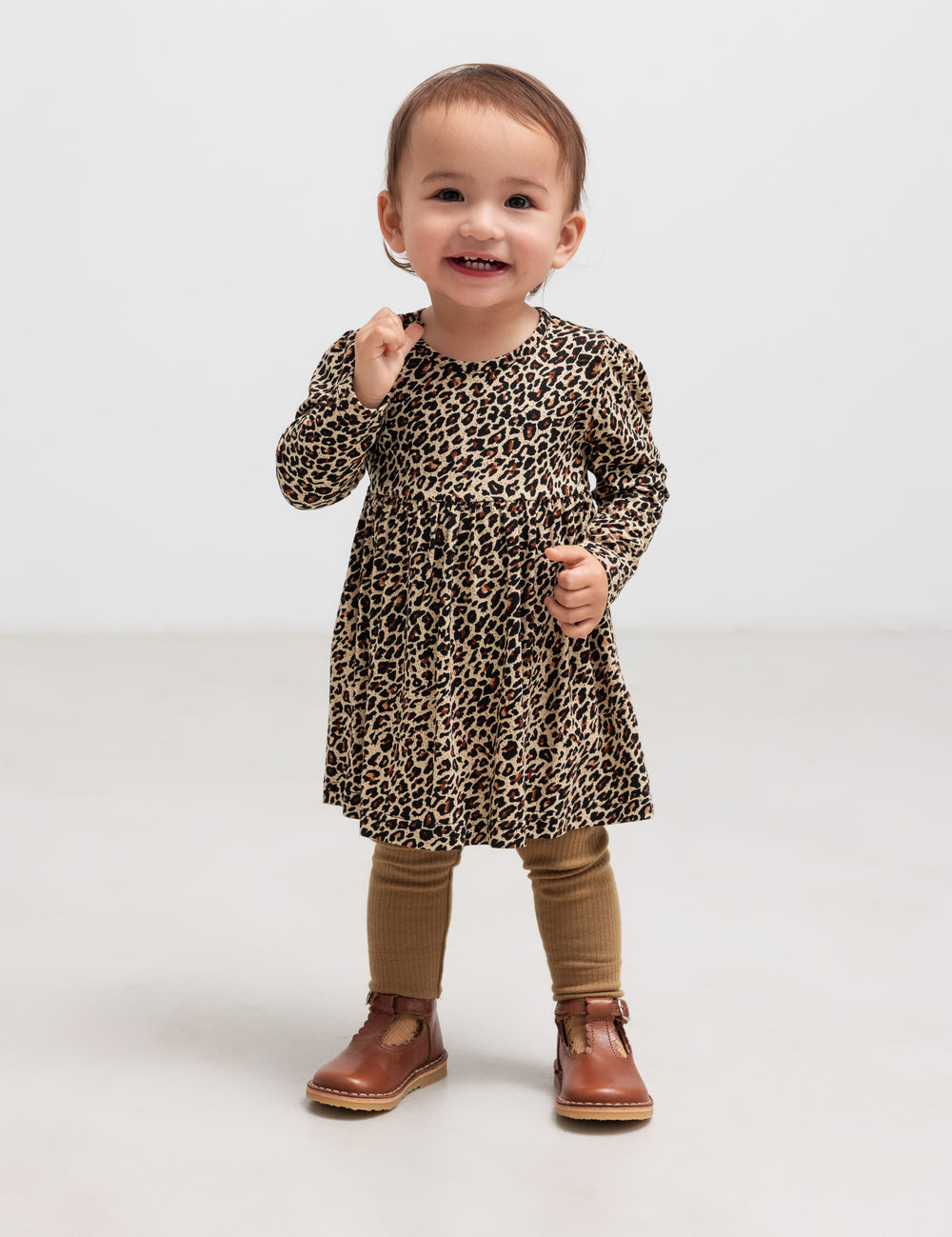 Barn i brun ribbet strikket kjole med leopardmønster og brune leggings