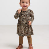 Barn i brun ribstrikket kjole med leopardmønster og brune leggings