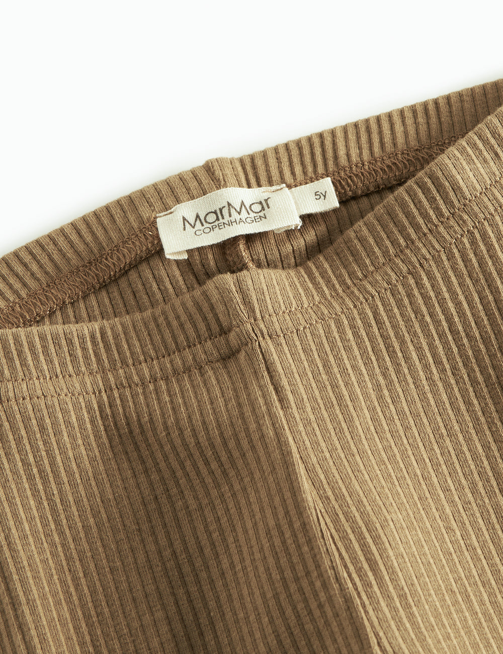 Detalje af brun ribstrikket leggings til børn