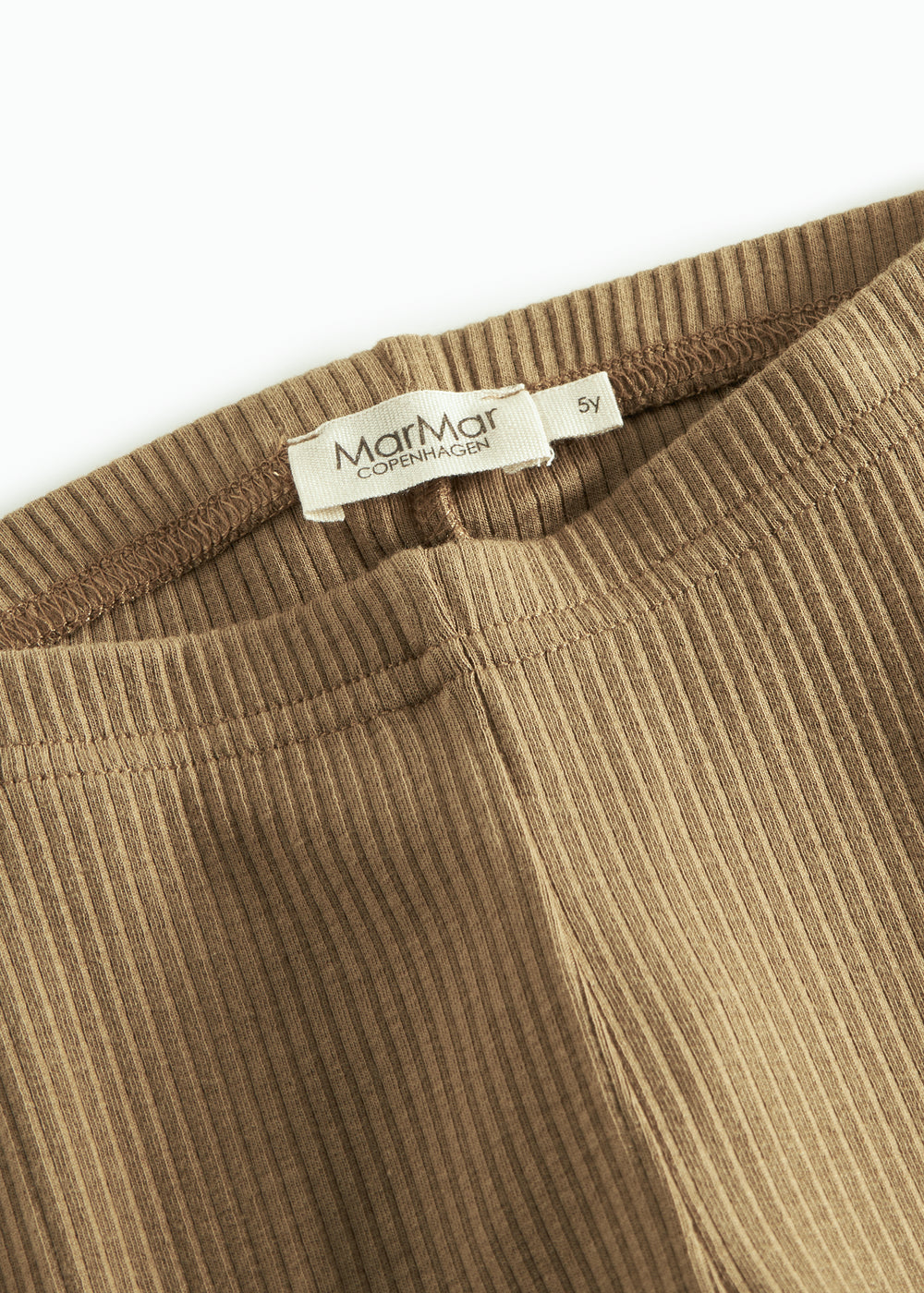 Detalje af brun ribstrikket leggings til børn