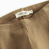 Detalje af brun ribstrikket leggings til børn