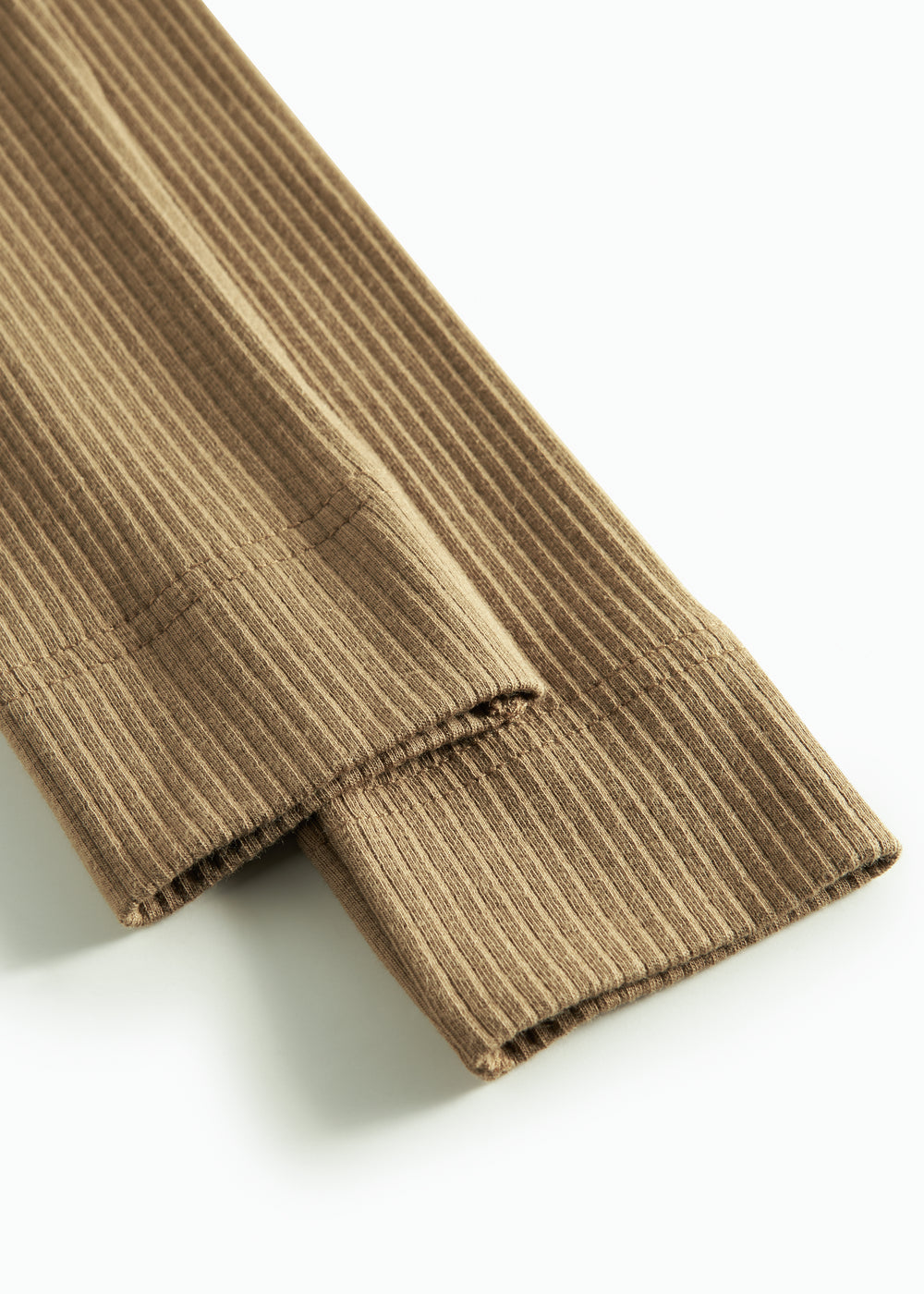 Detalje af brun ribstrikket leggings til børn