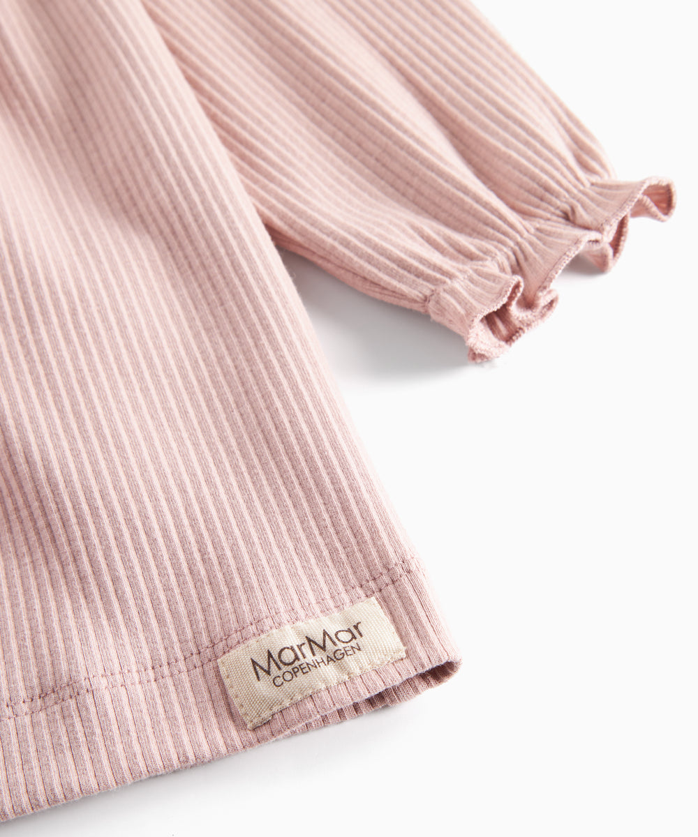 Langærmet lyserød ribstrikket kjole med flæser og MarMar label til børn