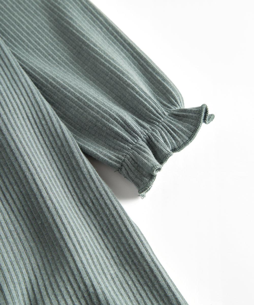 Grøn kjole med lange ærmer og flæser til børn