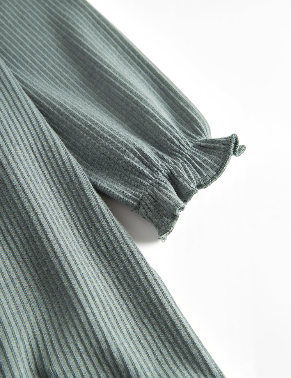 Grøn kjole med lange ærmer og flæser til børn