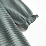 Grøn kjole med lange ærmer og flæser til børn