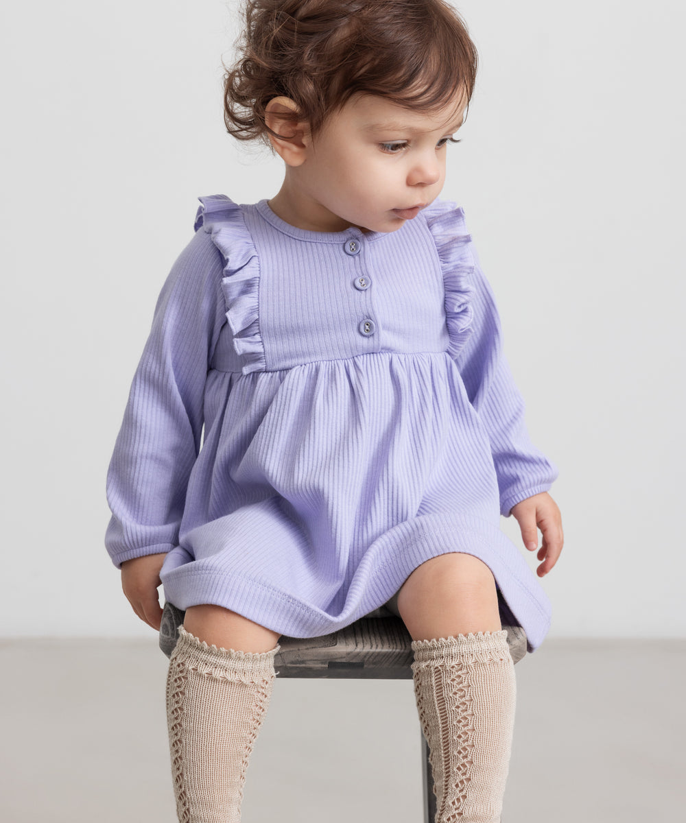 Børn iført lilla ribstrikket kjole med flæsedetaljer og lange ærmer
