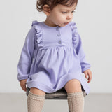 Børn iført lilla ribstrikket kjole med flæsedetaljer og lange ærmer