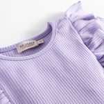 Langærmet lilla ribstrikket kjole med flæser til børn