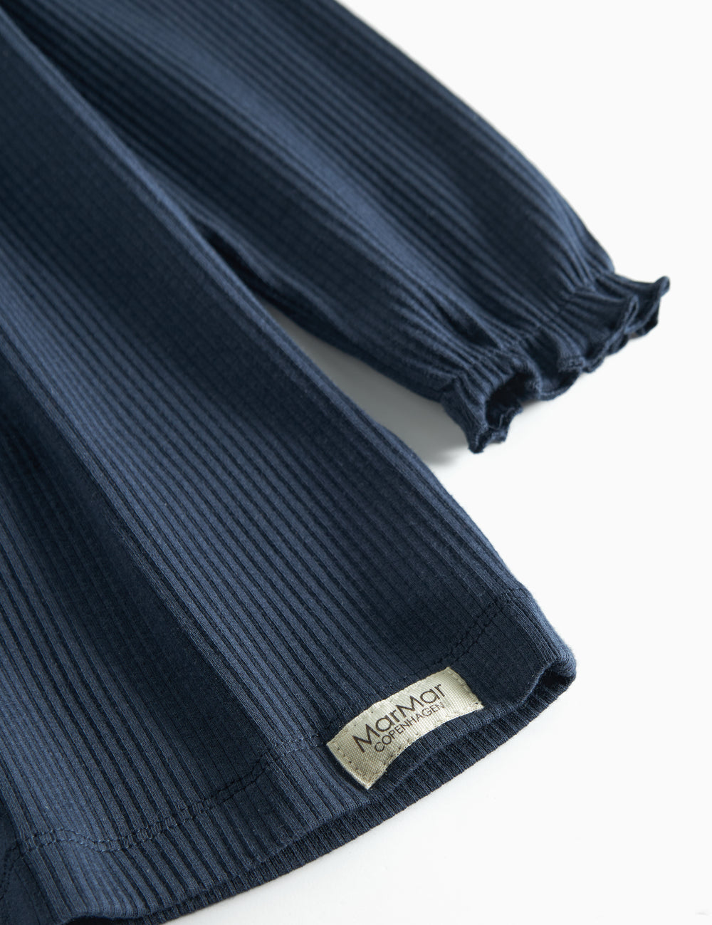 Langærmet navyblå ribstrikket kjole med flæser og MarMar label til børn