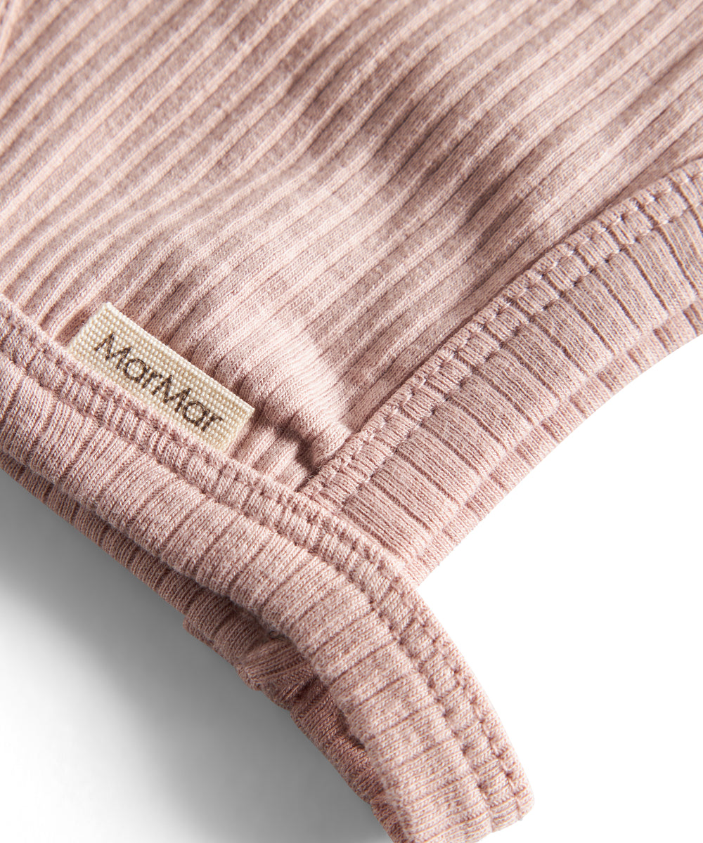Ribstrikket lyserød hue med spænde og MarMar label til børn