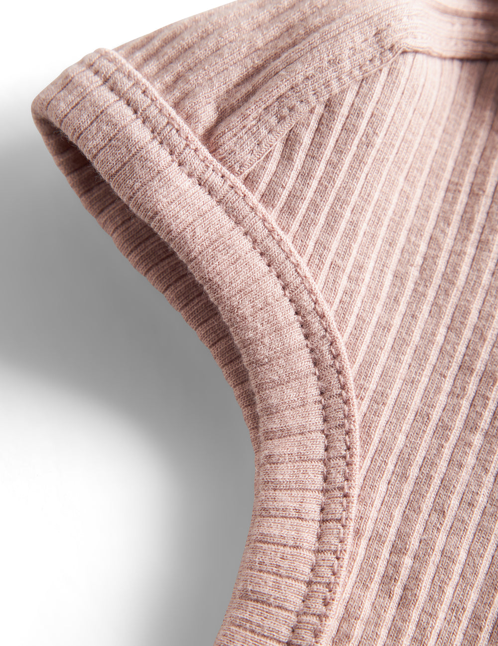 Ribstrikket lyserød hue med spænde til børn