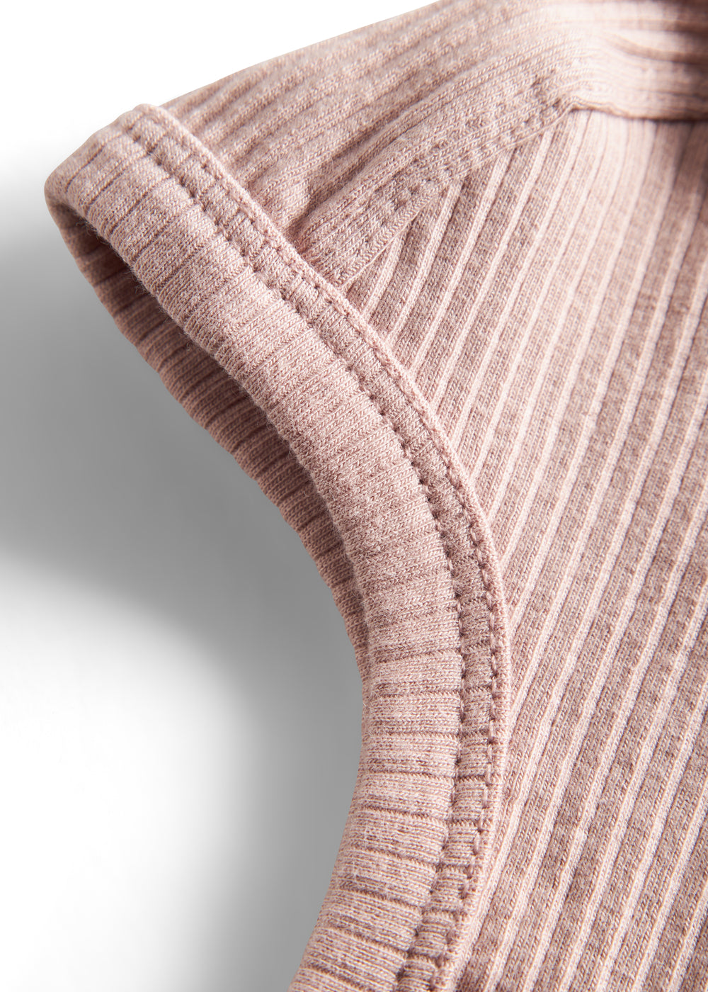 Ribstrikket lyserød hue med spænde til børn