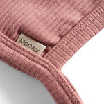 Lyserød ribstrikket hjelm til baby