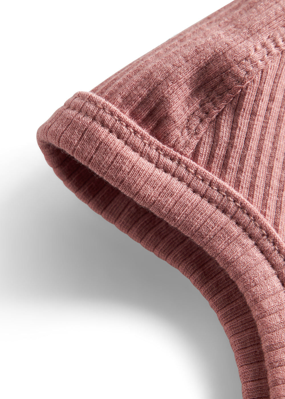 Lyserød ribstrikket hjelm til baby