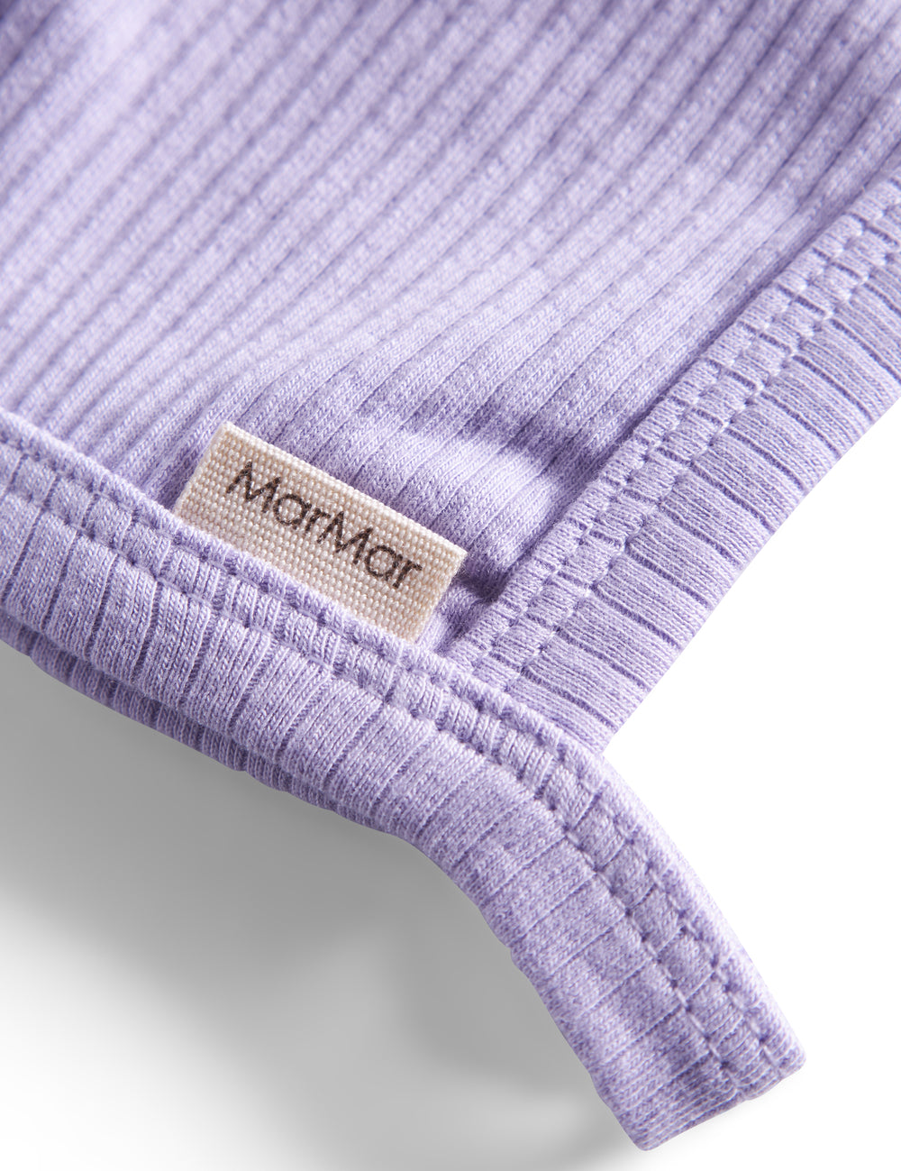Ribstrikket lyselilla hue med spænde og MarMar label til børn
