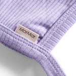 Ribstrikket lyselilla hue med spænde og MarMar label til børn