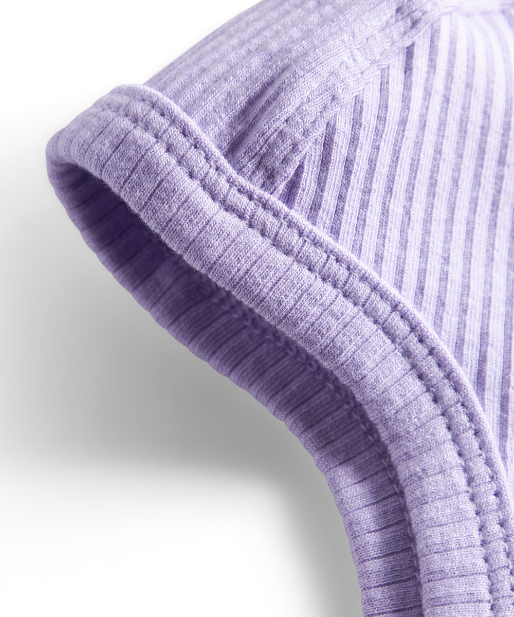 Ribstrikket lyselilla hue med spænde til børn