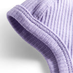 Ribstrikket lyselilla hue med spænde til børn