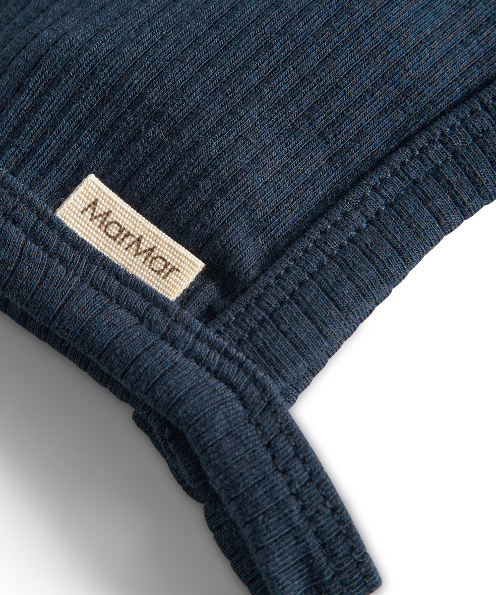 Ribstrikket marineblå hue med spænde og MarMar label til børn